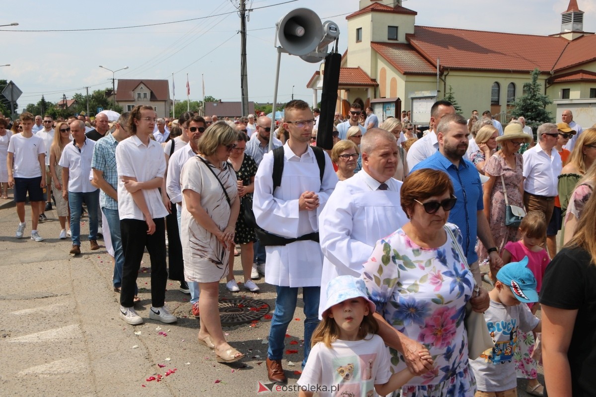 Boże Ciało 2024 na Stacji w Ostrołęce: Uroczysta procesja ulicami osiedla [30.05.2024]] - zdjęcie #61 - eOstroleka.pl