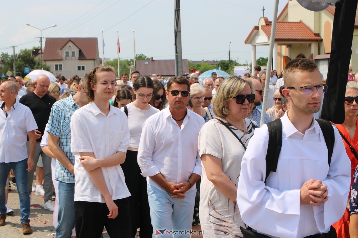 Boże Ciało 2024 na Stacji w Ostrołęce: Uroczysta procesja ulicami osiedla [30.05.2024]] - zdjęcie #60 - eOstroleka.pl