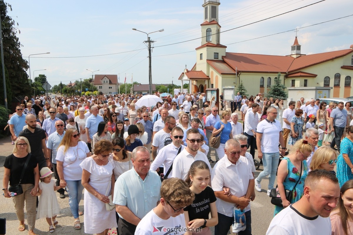 Boże Ciało 2024 na Stacji w Ostrołęce: Uroczysta procesja ulicami osiedla [30.05.2024]] - zdjęcie #58 - eOstroleka.pl