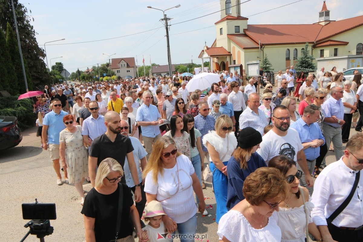 Boże Ciało 2024 na Stacji w Ostrołęce: Uroczysta procesja ulicami osiedla [30.05.2024]] - zdjęcie #55 - eOstroleka.pl