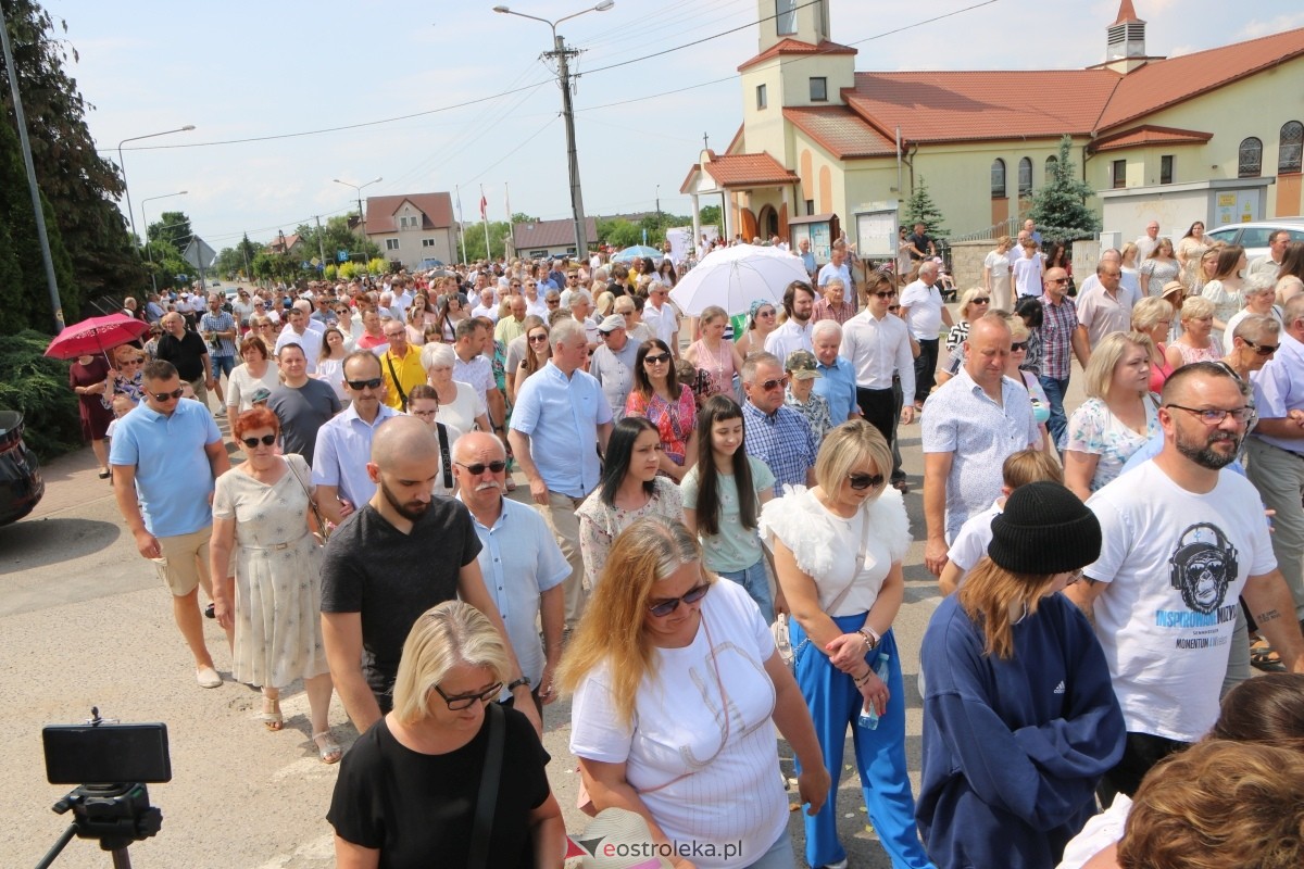 Boże Ciało 2024 na Stacji w Ostrołęce: Uroczysta procesja ulicami osiedla [30.05.2024]] - zdjęcie #54 - eOstroleka.pl
