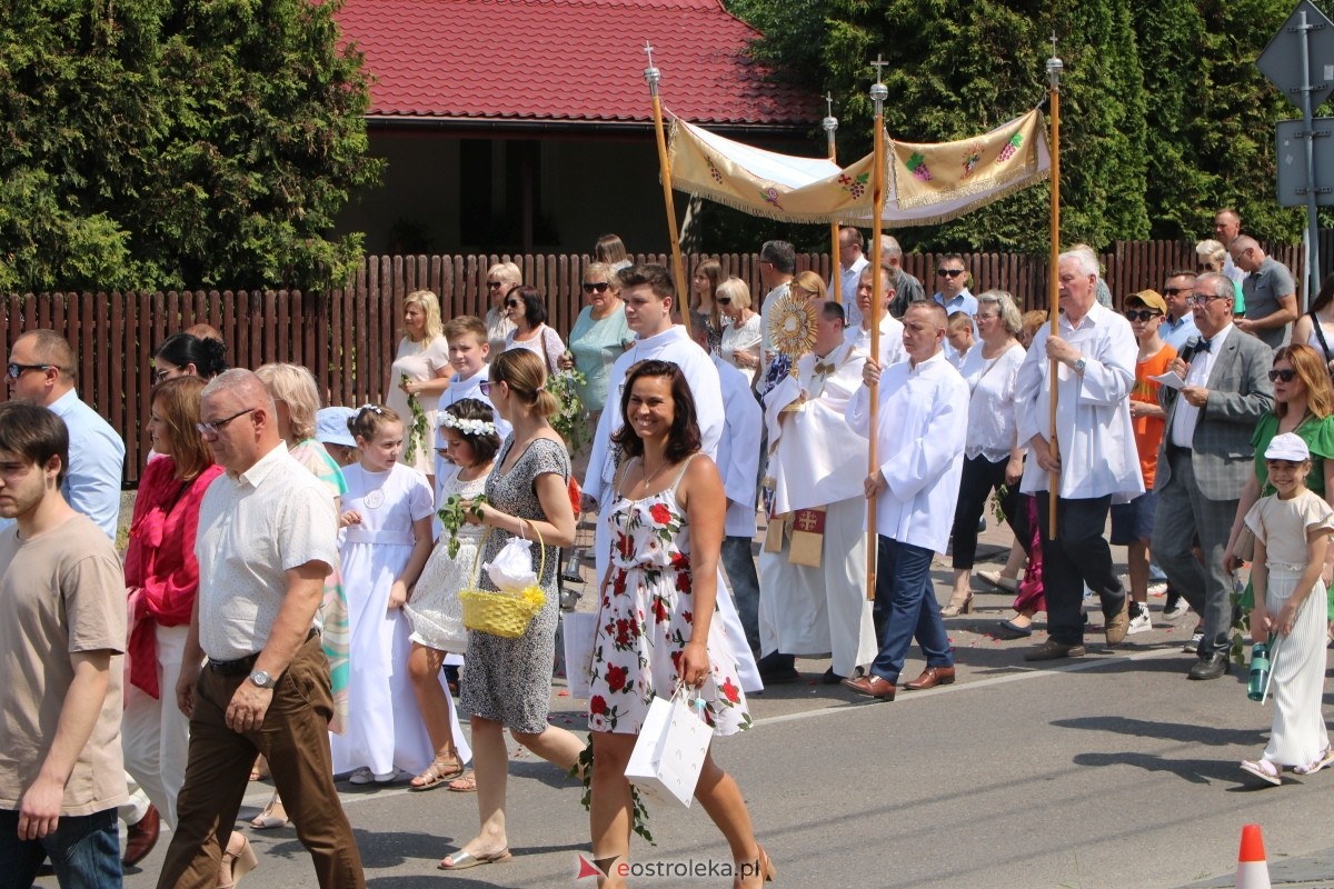 Boże Ciało 2024 na Stacji w Ostrołęce: Uroczysta procesja ulicami osiedla [30.05.2024]] - zdjęcie #43 - eOstroleka.pl