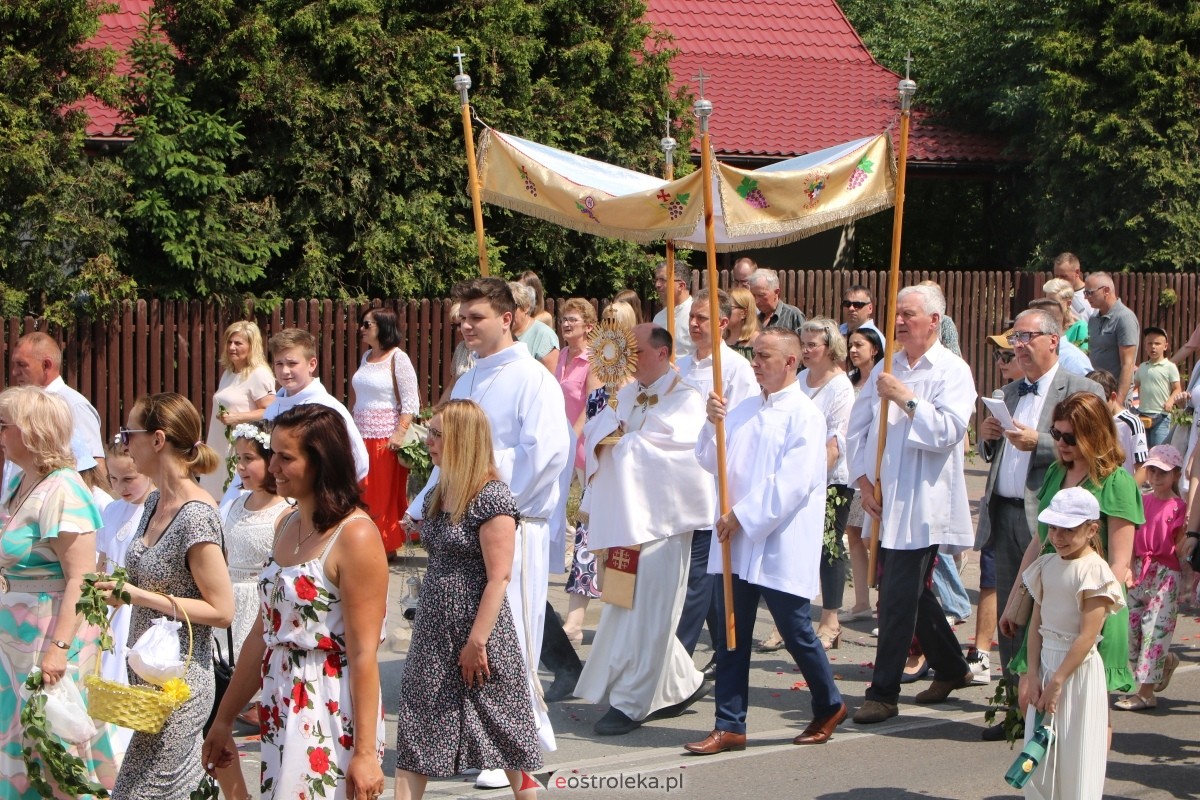 Boże Ciało 2024 na Stacji w Ostrołęce: Uroczysta procesja ulicami osiedla [30.05.2024]] - zdjęcie #41 - eOstroleka.pl