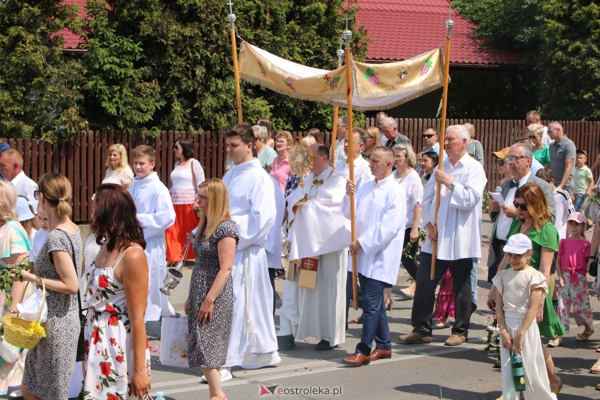 Boże Ciało 2024 na Stacji w Ostrołęce: Uroczysta procesja ulicami osiedla [30.05.2024]] - zdjęcie #40 - eOstroleka.pl