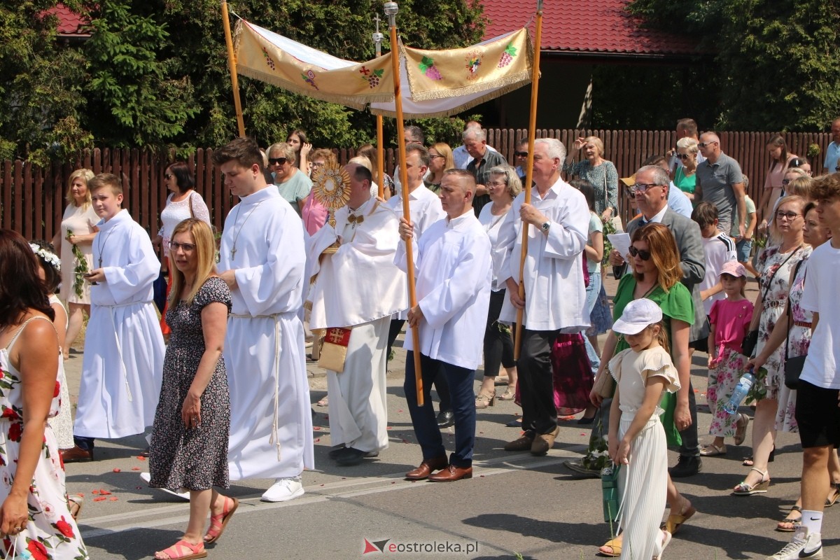 Boże Ciało 2024 na Stacji w Ostrołęce: Uroczysta procesja ulicami osiedla [30.05.2024]] - zdjęcie #39 - eOstroleka.pl