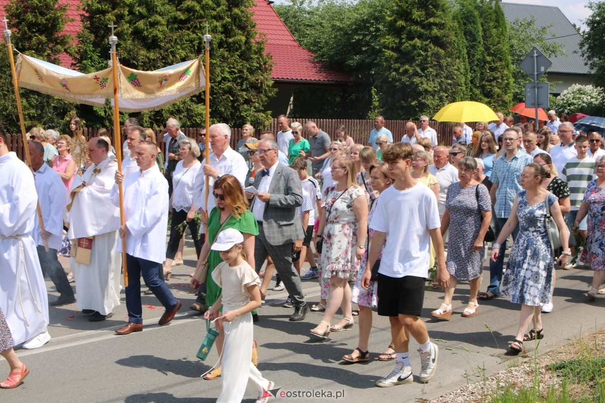 Boże Ciało 2024 na Stacji w Ostrołęce: Uroczysta procesja ulicami osiedla [30.05.2024]] - zdjęcie #38 - eOstroleka.pl
