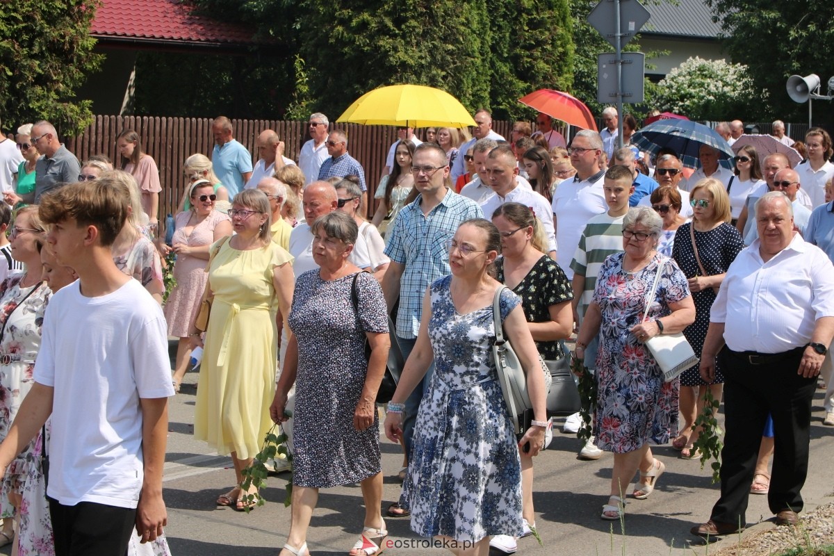 Boże Ciało 2024 na Stacji w Ostrołęce: Uroczysta procesja ulicami osiedla [30.05.2024]] - zdjęcie #37 - eOstroleka.pl
