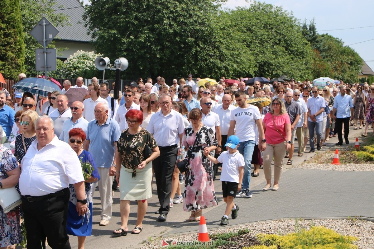 Boże Ciało 2024 na Stacji w Ostrołęce: Uroczysta procesja ulicami osiedla [30.05.2024]] - zdjęcie #35 - eOstroleka.pl