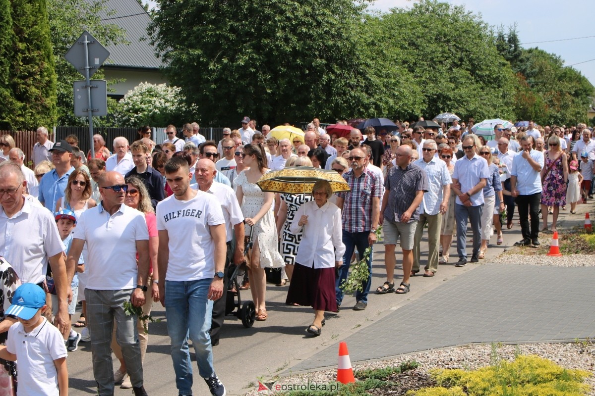 Boże Ciało 2024 na Stacji w Ostrołęce: Uroczysta procesja ulicami osiedla [30.05.2024]] - zdjęcie #32 - eOstroleka.pl