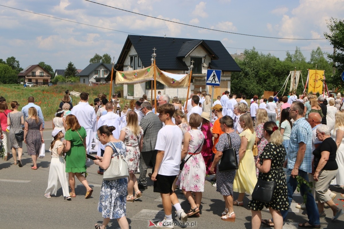 Boże Ciało 2024 na Stacji w Ostrołęce: Uroczysta procesja ulicami osiedla [30.05.2024]] - zdjęcie #29 - eOstroleka.pl
