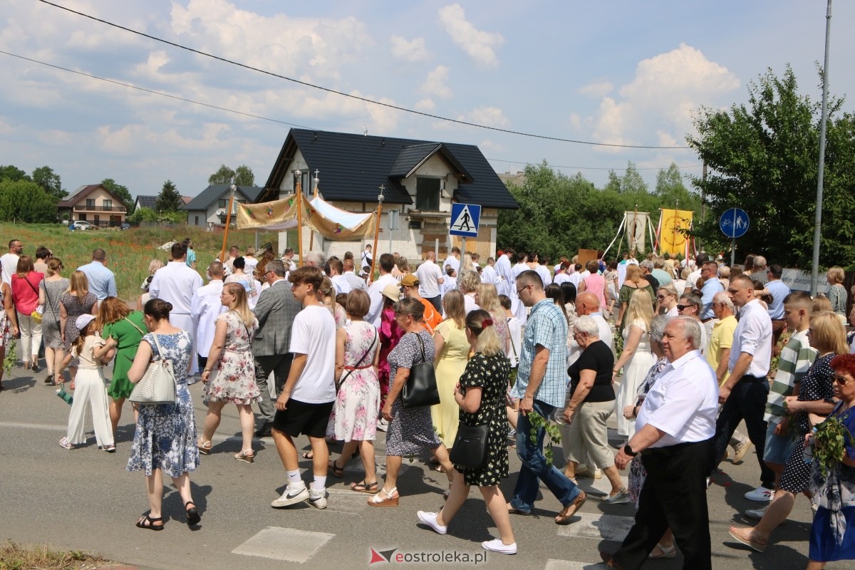 Boże Ciało 2024 na Stacji w Ostrołęce: Uroczysta procesja ulicami osiedla [30.05.2024]] - zdjęcie #28 - eOstroleka.pl