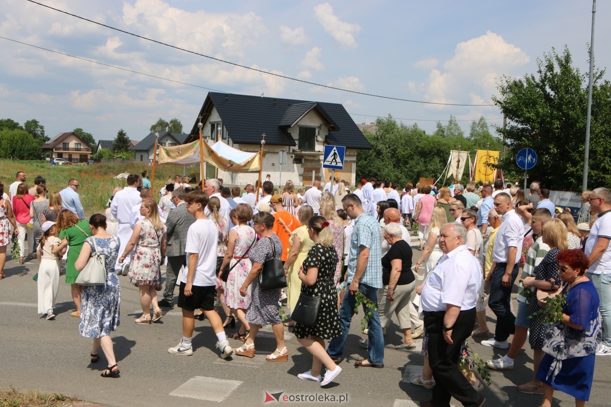 Boże Ciało 2024 na Stacji w Ostrołęce: Uroczysta procesja ulicami osiedla [30.05.2024]] - zdjęcie #27 - eOstroleka.pl