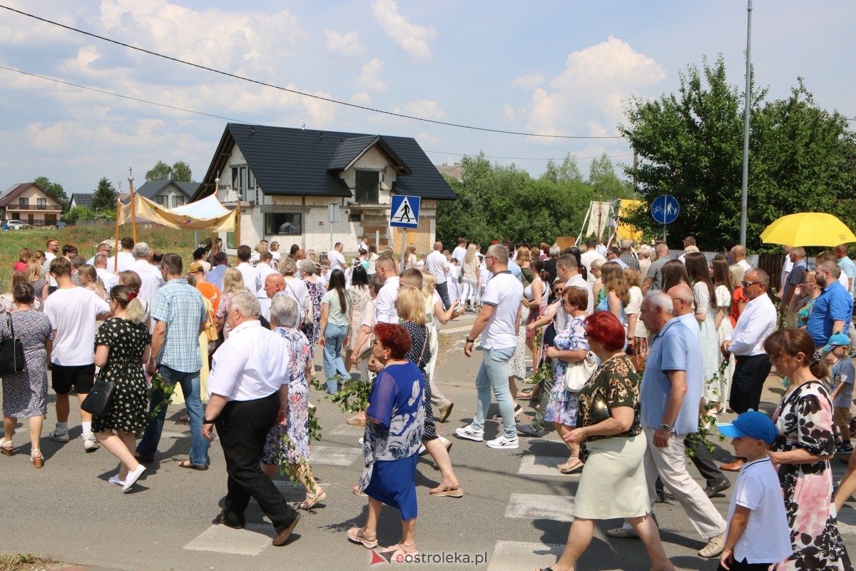 Boże Ciało 2024 na Stacji w Ostrołęce: Uroczysta procesja ulicami osiedla [30.05.2024]] - zdjęcie #25 - eOstroleka.pl