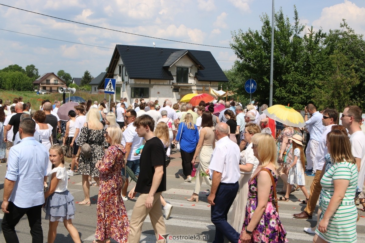 Boże Ciało 2024 na Stacji w Ostrołęce: Uroczysta procesja ulicami osiedla [30.05.2024]] - zdjęcie #16 - eOstroleka.pl