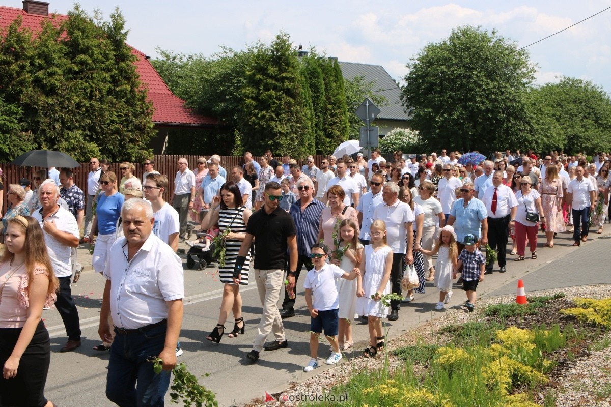Boże Ciało 2024 na Stacji w Ostrołęce: Uroczysta procesja ulicami osiedla [30.05.2024]] - zdjęcie #15 - eOstroleka.pl