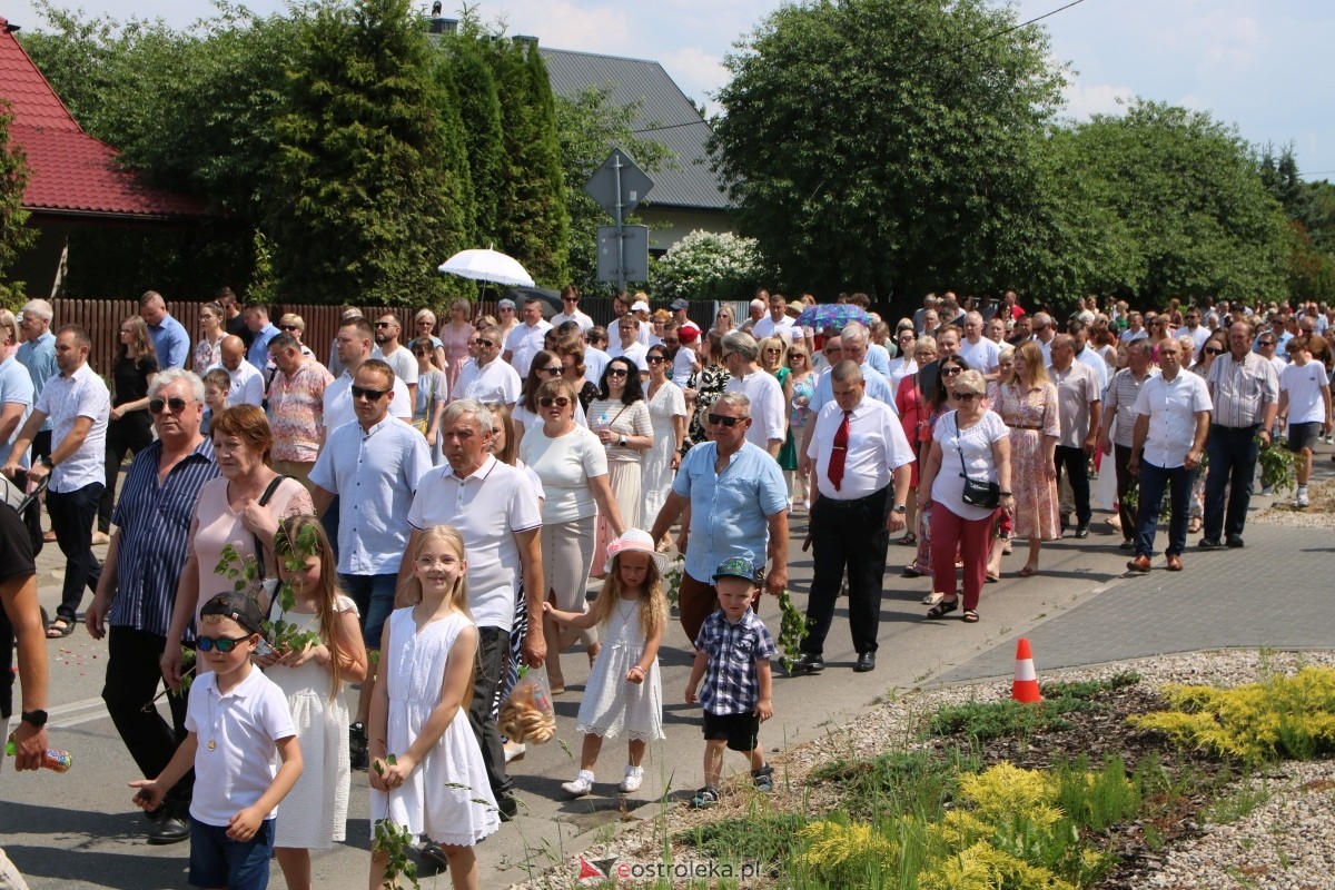 Boże Ciało 2024 na Stacji w Ostrołęce: Uroczysta procesja ulicami osiedla [30.05.2024]] - zdjęcie #13 - eOstroleka.pl