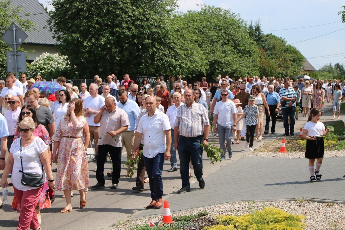 Boże Ciało 2024 na Stacji w Ostrołęce: Uroczysta procesja ulicami osiedla [30.05.2024]] - zdjęcie #11 - eOstroleka.pl