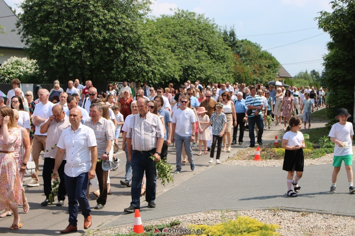 Boże Ciało 2024 na Stacji w Ostrołęce: Uroczysta procesja ulicami osiedla [30.05.2024]] - zdjęcie #10 - eOstroleka.pl