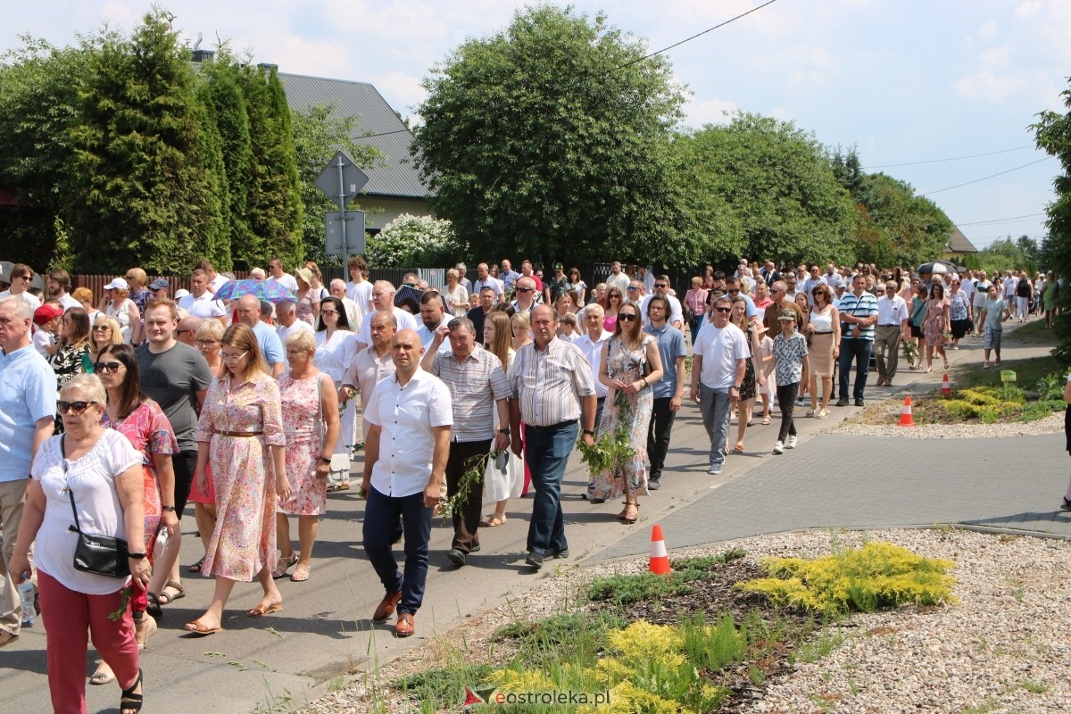 Boże Ciało 2024 na Stacji w Ostrołęce: Uroczysta procesja ulicami osiedla [30.05.2024]] - zdjęcie #9 - eOstroleka.pl