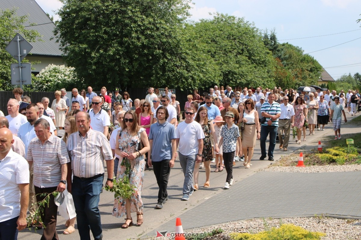Boże Ciało 2024 na Stacji w Ostrołęce: Uroczysta procesja ulicami osiedla [30.05.2024]] - zdjęcie #8 - eOstroleka.pl