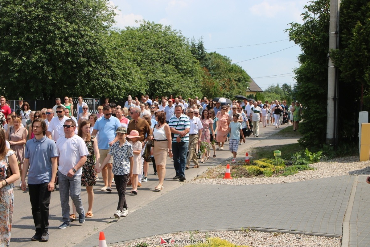 Boże Ciało 2024 na Stacji w Ostrołęce: Uroczysta procesja ulicami osiedla [30.05.2024]] - zdjęcie #6 - eOstroleka.pl