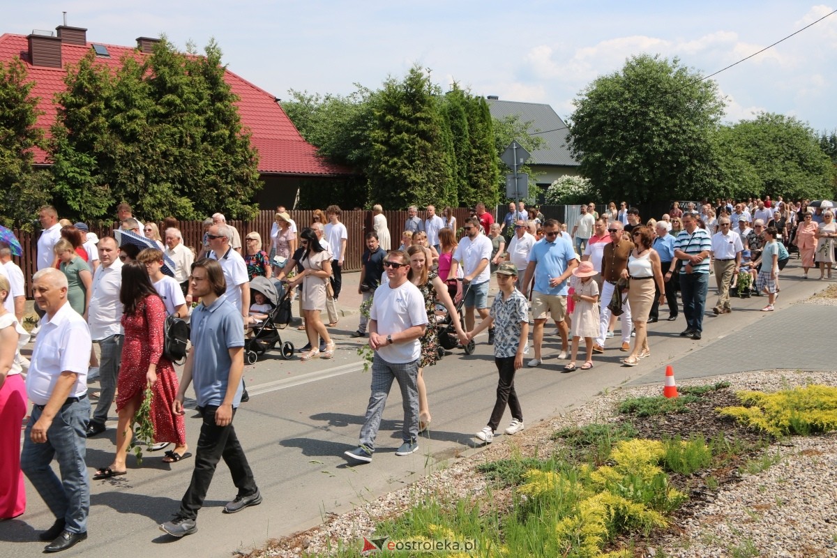 Boże Ciało 2024 na Stacji w Ostrołęce: Uroczysta procesja ulicami osiedla [30.05.2024]] - zdjęcie #5 - eOstroleka.pl