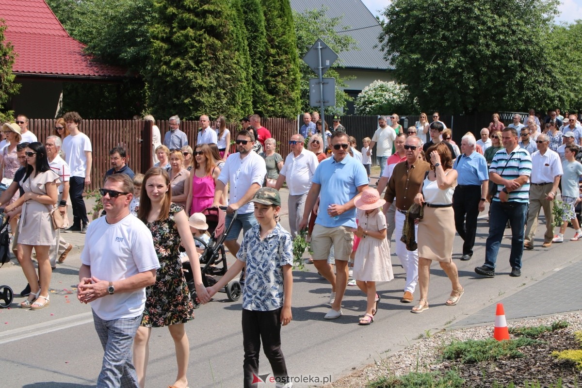 Boże Ciało 2024 na Stacji w Ostrołęce: Uroczysta procesja ulicami osiedla [30.05.2024]] - zdjęcie #4 - eOstroleka.pl