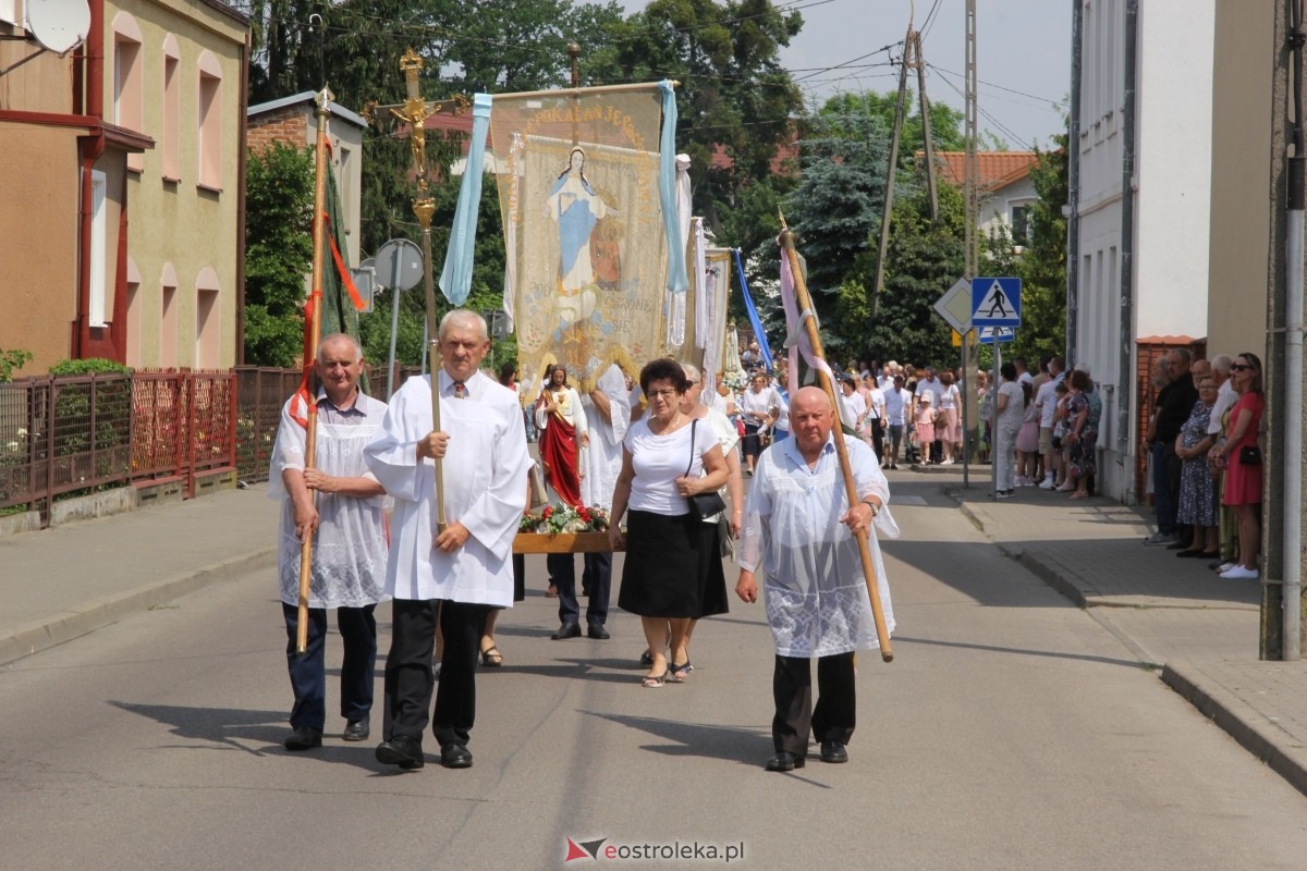 Boże Ciało 2024: Procesja w kościele pw. Nawiedzenia NMP w Ostrołęce [30.05.2024] - zdjęcie #169 - eOstroleka.pl