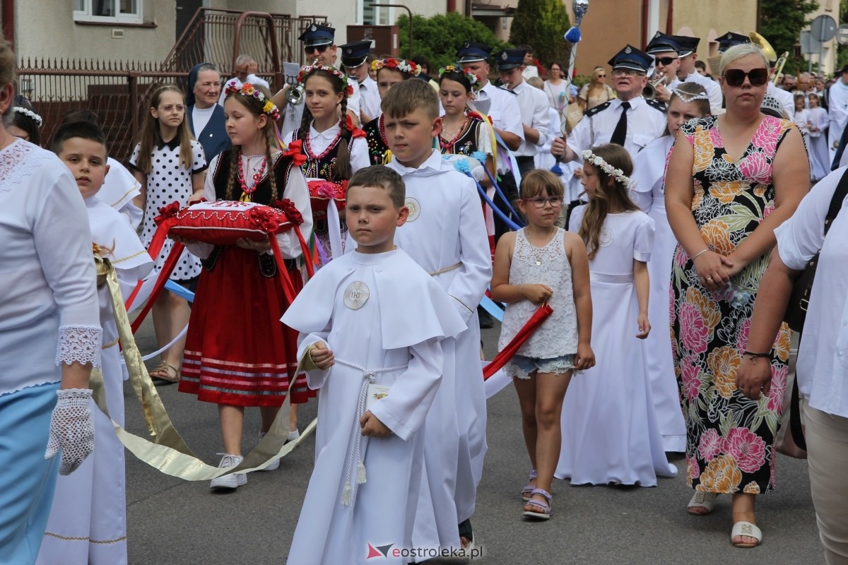 Boże Ciało 2024: Procesja w kościele pw. Nawiedzenia NMP w Ostrołęce [30.05.2024] - zdjęcie #145 - eOstroleka.pl