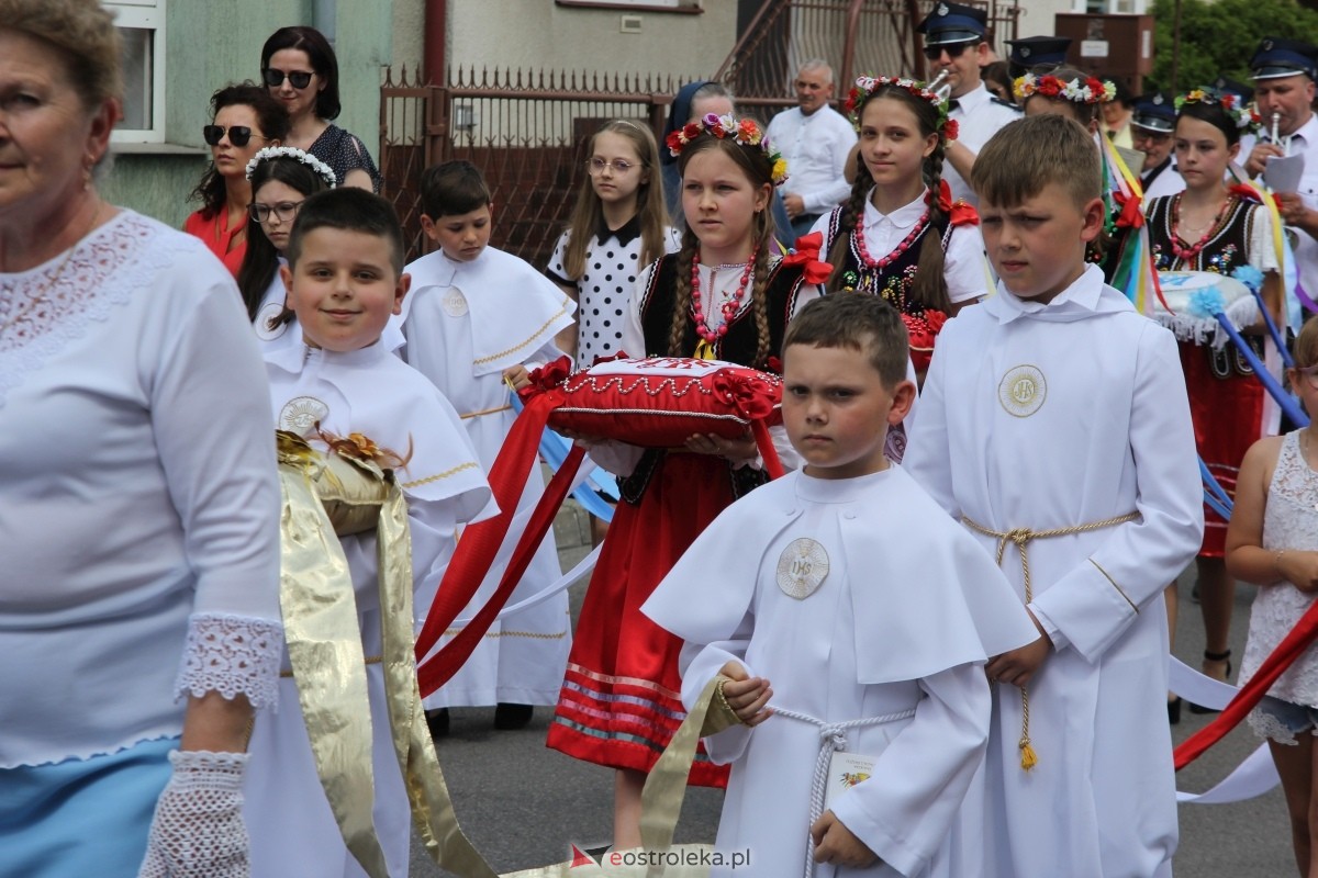 Boże Ciało 2024: Procesja w kościele pw. Nawiedzenia NMP w Ostrołęce [30.05.2024] - zdjęcie #144 - eOstroleka.pl
