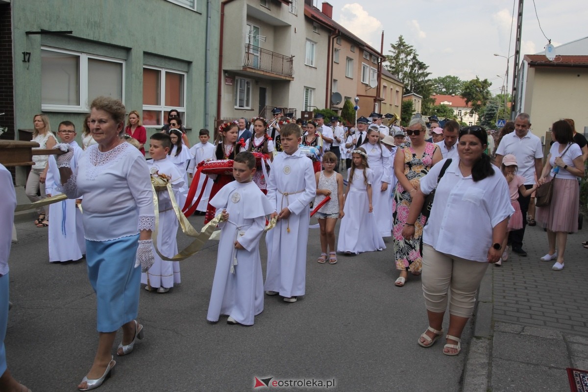 Boże Ciało 2024: Procesja w kościele pw. Nawiedzenia NMP w Ostrołęce [30.05.2024] - zdjęcie #143 - eOstroleka.pl