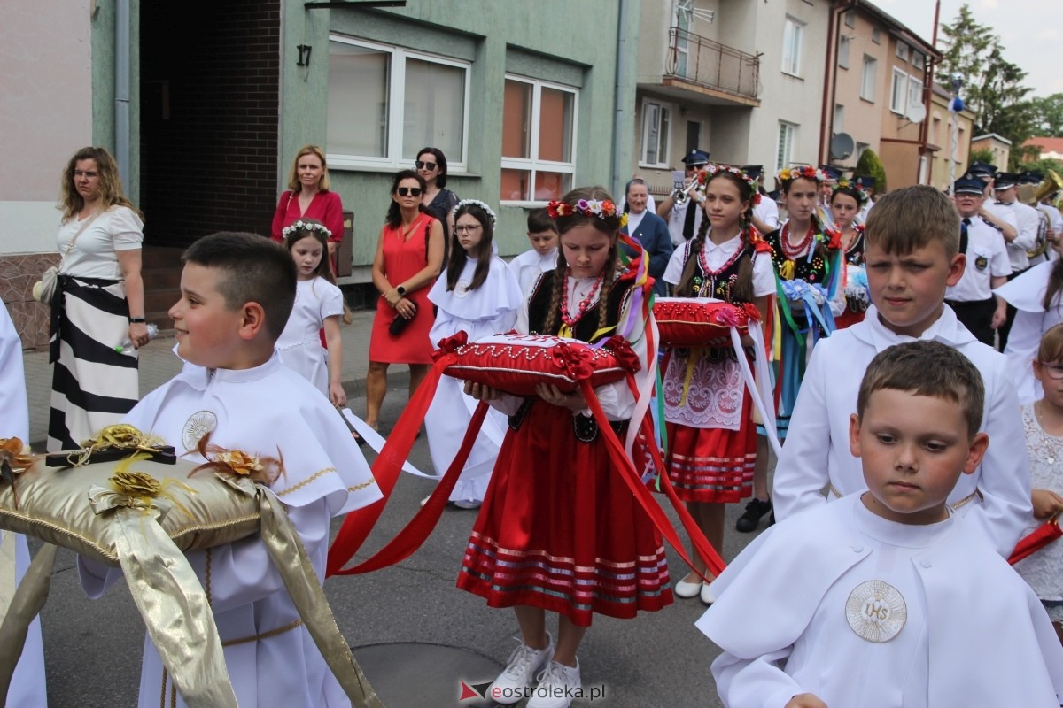 Boże Ciało 2024: Procesja w kościele pw. Nawiedzenia NMP w Ostrołęce [30.05.2024] - zdjęcie #142 - eOstroleka.pl