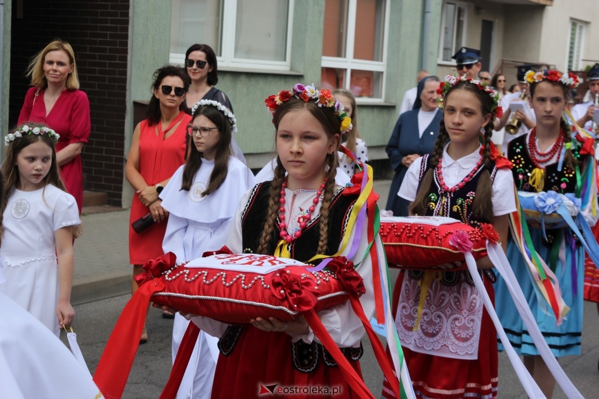 Boże Ciało 2024: Procesja w kościele pw. Nawiedzenia NMP w Ostrołęce [30.05.2024] - zdjęcie #140 - eOstroleka.pl