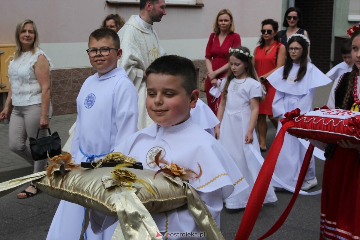 Boże Ciało 2024: Procesja w kościele pw. Nawiedzenia NMP w Ostrołęce [30.05.2024] - zdjęcie #137 - eOstroleka.pl