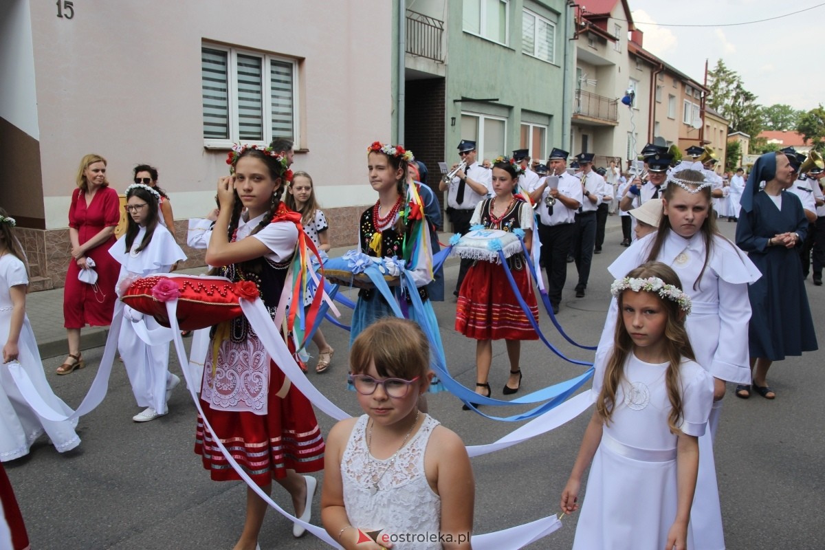 Boże Ciało 2024: Procesja w kościele pw. Nawiedzenia NMP w Ostrołęce [30.05.2024] - zdjęcie #135 - eOstroleka.pl