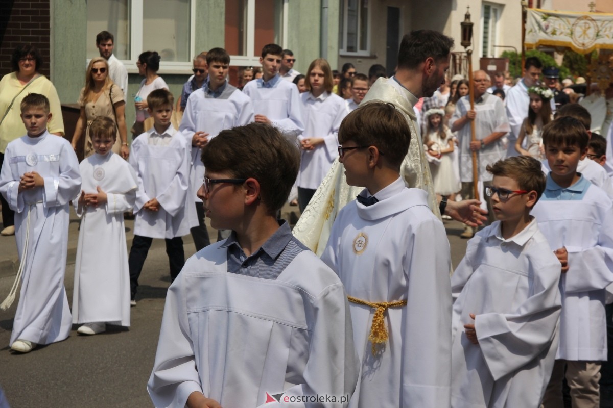 Boże Ciało 2024: Procesja w kościele pw. Nawiedzenia NMP w Ostrołęce [30.05.2024] - zdjęcie #121 - eOstroleka.pl