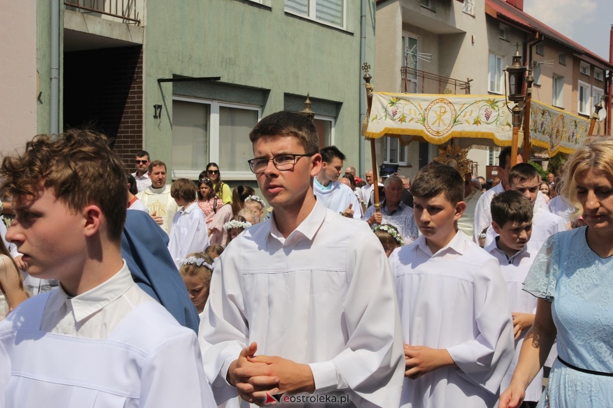 Boże Ciało 2024: Procesja w kościele pw. Nawiedzenia NMP w Ostrołęce [30.05.2024] - zdjęcie #119 - eOstroleka.pl