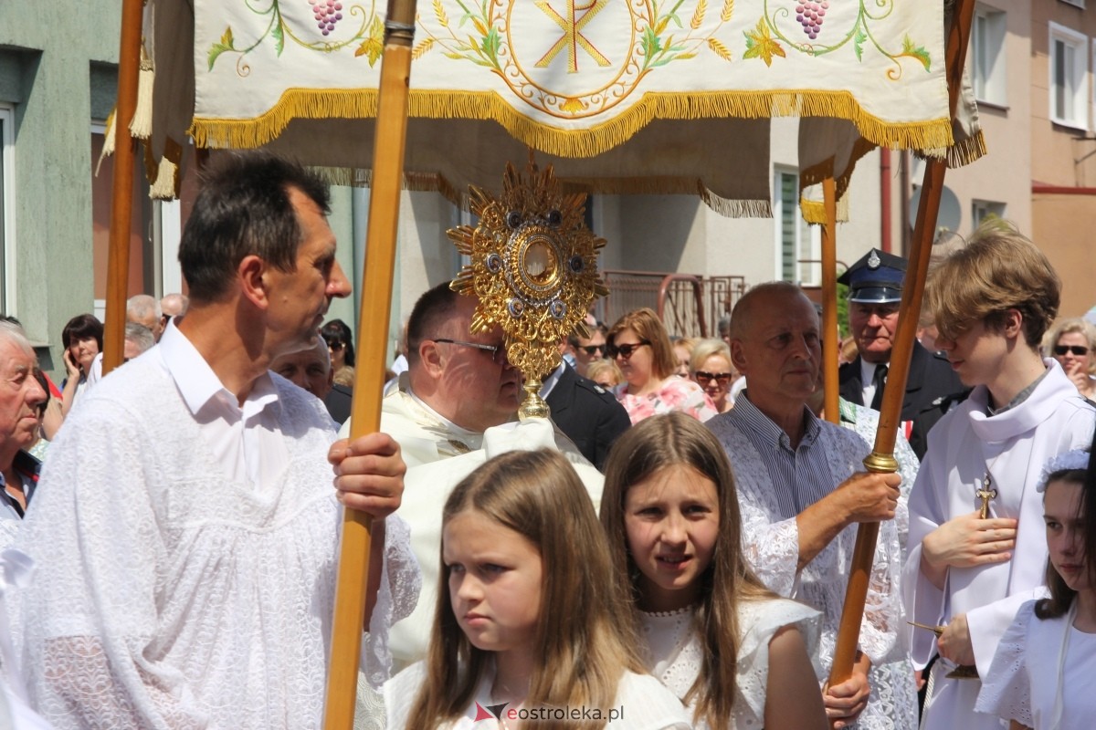 Boże Ciało 2024: Procesja w kościele pw. Nawiedzenia NMP w Ostrołęce [30.05.2024] - zdjęcie #117 - eOstroleka.pl