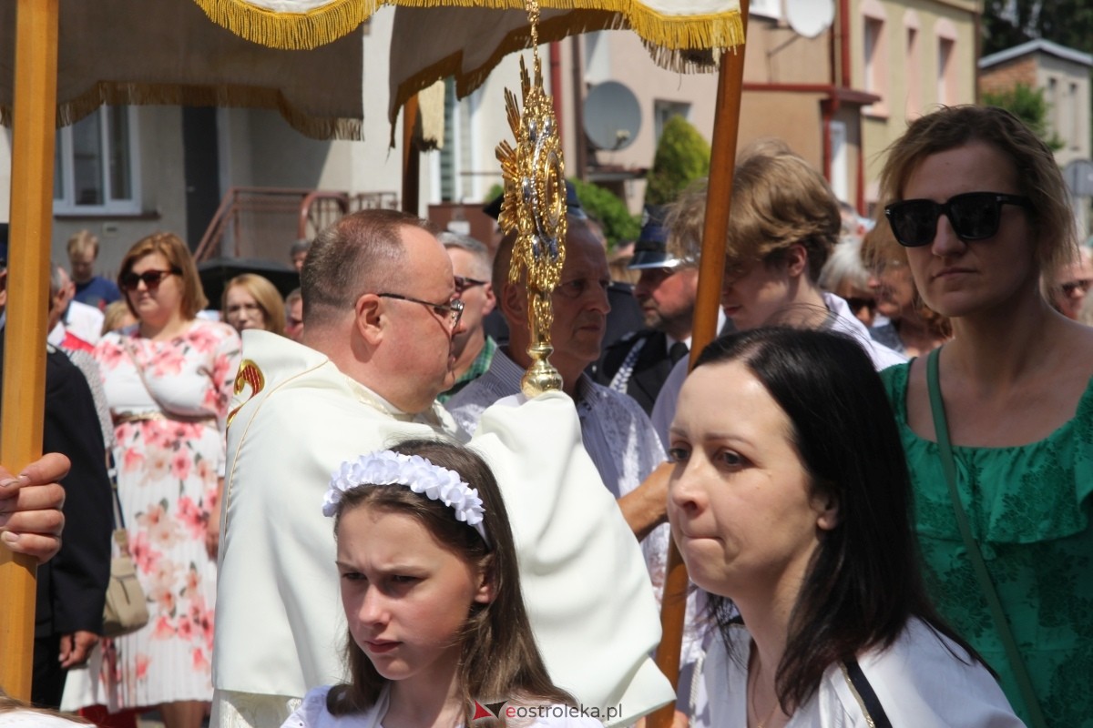 Boże Ciało 2024: Procesja w kościele pw. Nawiedzenia NMP w Ostrołęce [30.05.2024] - zdjęcie #115 - eOstroleka.pl