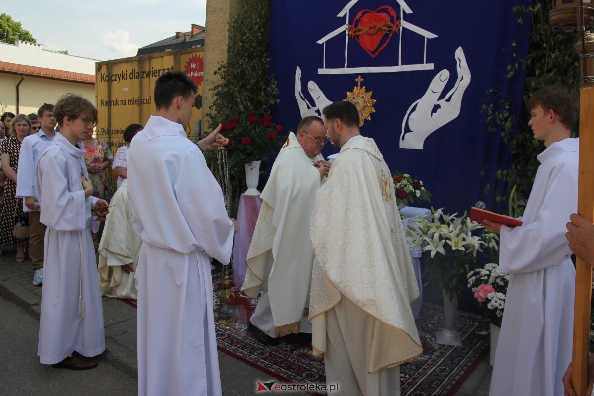 Boże Ciało 2024: Procesja w kościele pw. Nawiedzenia NMP w Ostrołęce [30.05.2024] - zdjęcie #113 - eOstroleka.pl