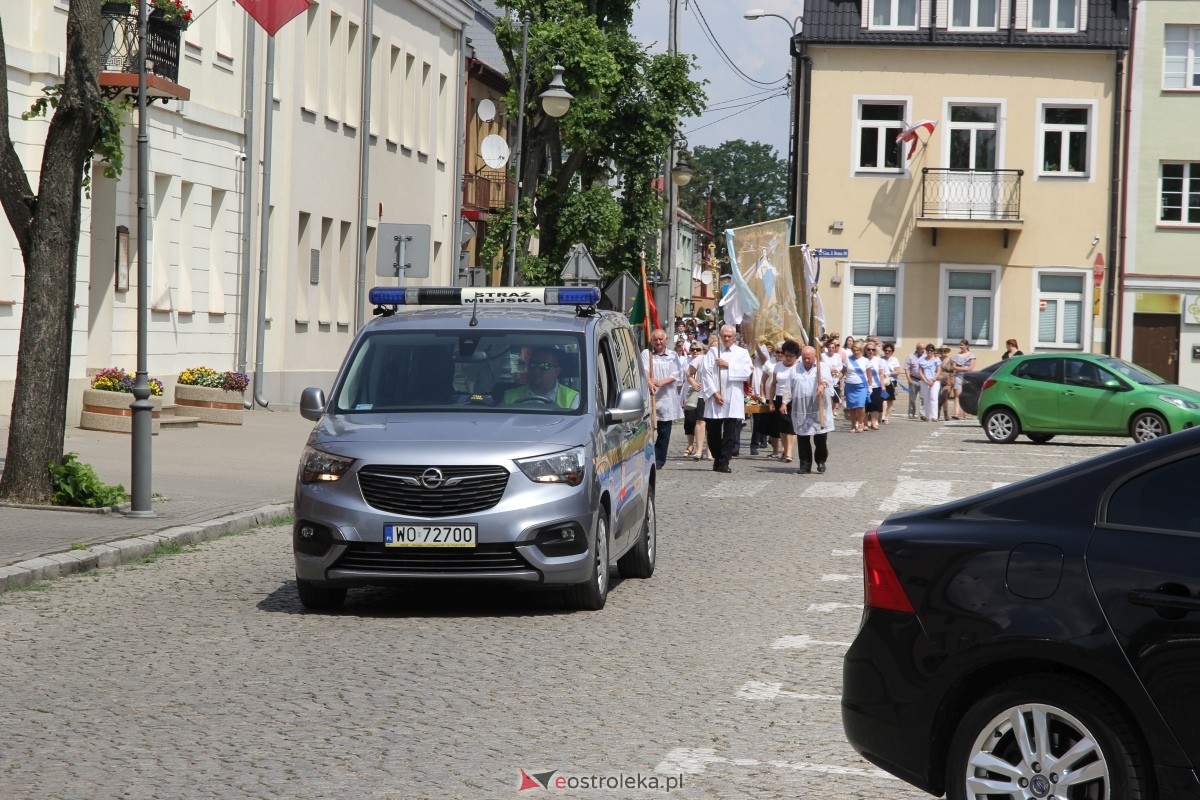 Boże Ciało 2024: Procesja w kościele pw. Nawiedzenia NMP w Ostrołęce [30.05.2024] - zdjęcie #101 - eOstroleka.pl