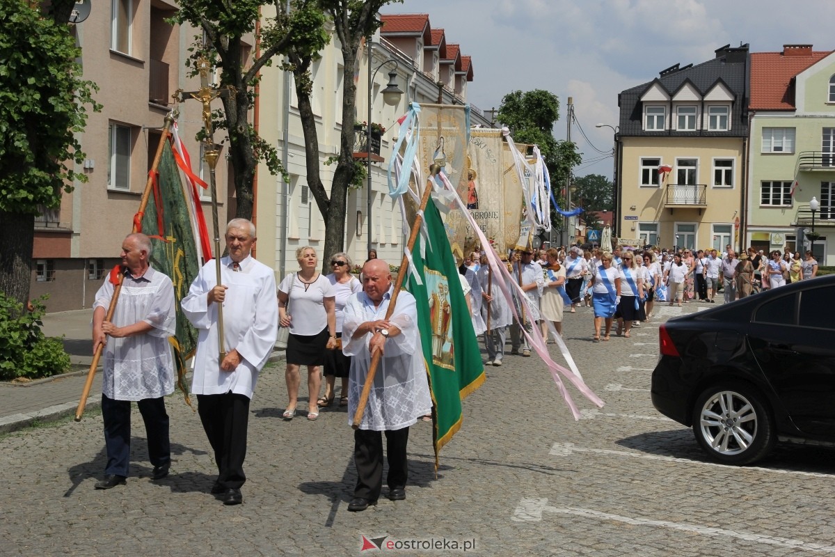 Boże Ciało 2024: Procesja w kościele pw. Nawiedzenia NMP w Ostrołęce [30.05.2024] - zdjęcie #95 - eOstroleka.pl
