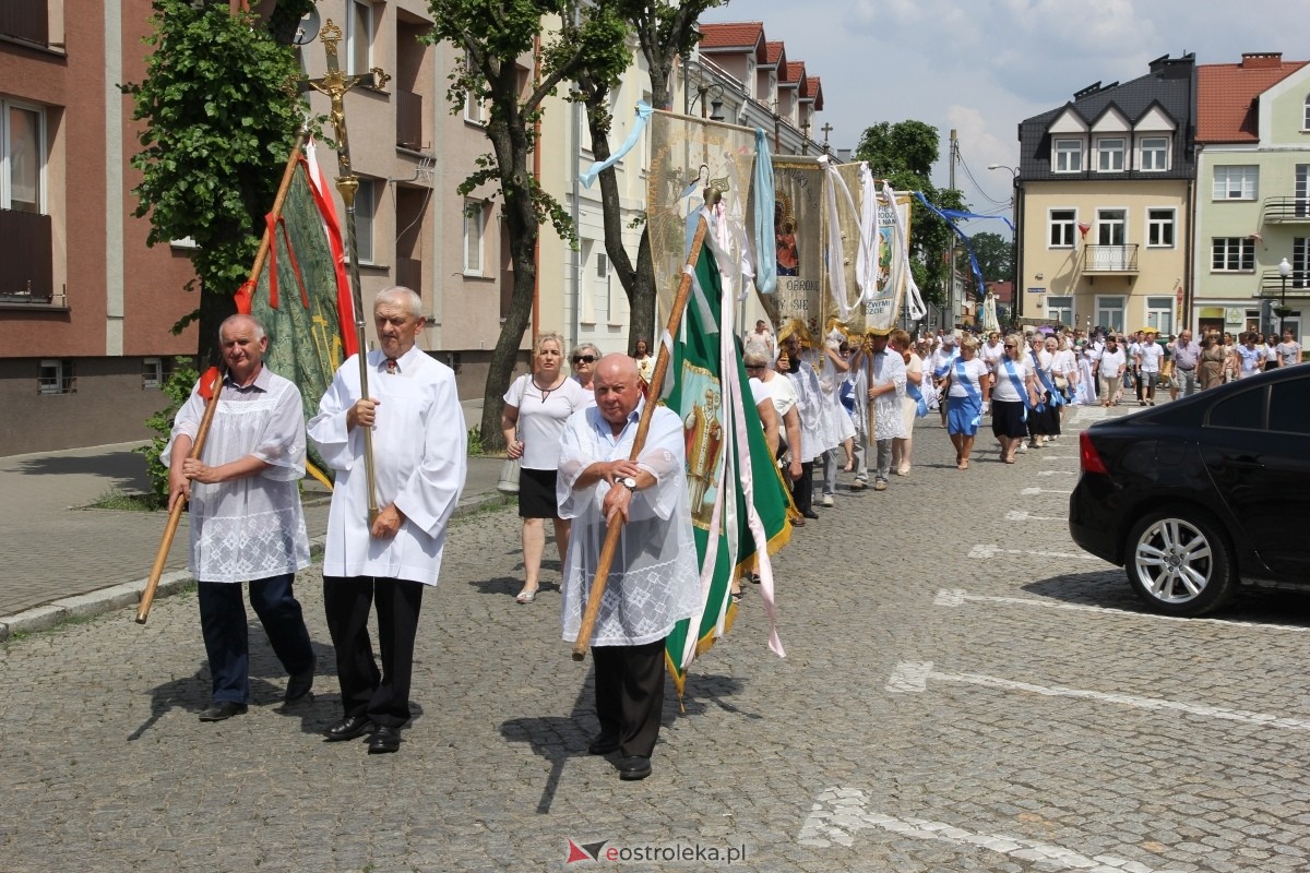 Boże Ciało 2024: Procesja w kościele pw. Nawiedzenia NMP w Ostrołęce [30.05.2024] - zdjęcie #93 - eOstroleka.pl