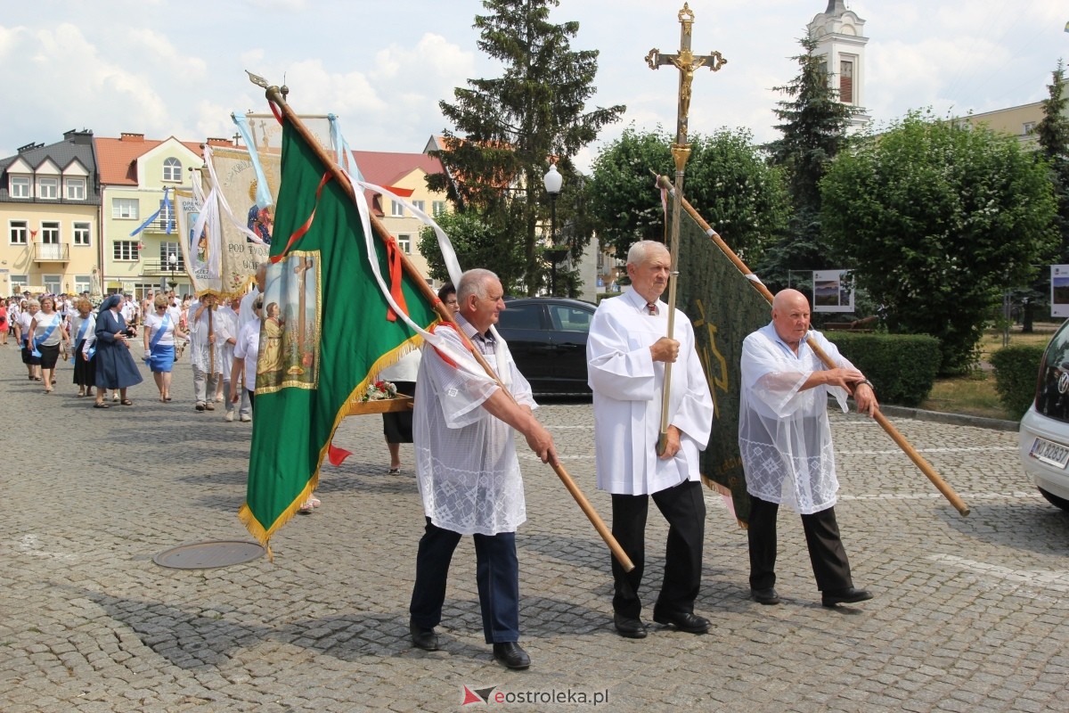 Boże Ciało 2024: Procesja w kościele pw. Nawiedzenia NMP w Ostrołęce [30.05.2024] - zdjęcie #128 - eOstroleka.pl