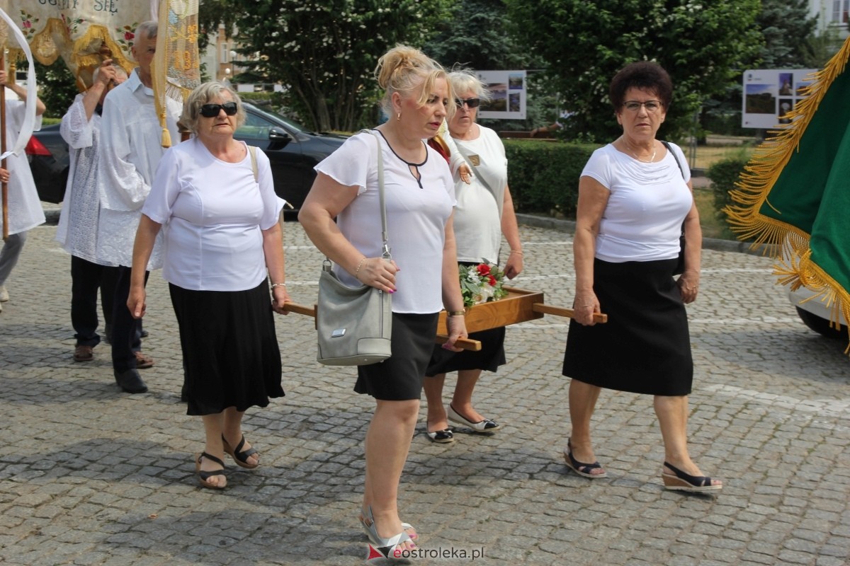 Boże Ciało 2024: Procesja w kościele pw. Nawiedzenia NMP w Ostrołęce [30.05.2024] - zdjęcie #122 - eOstroleka.pl