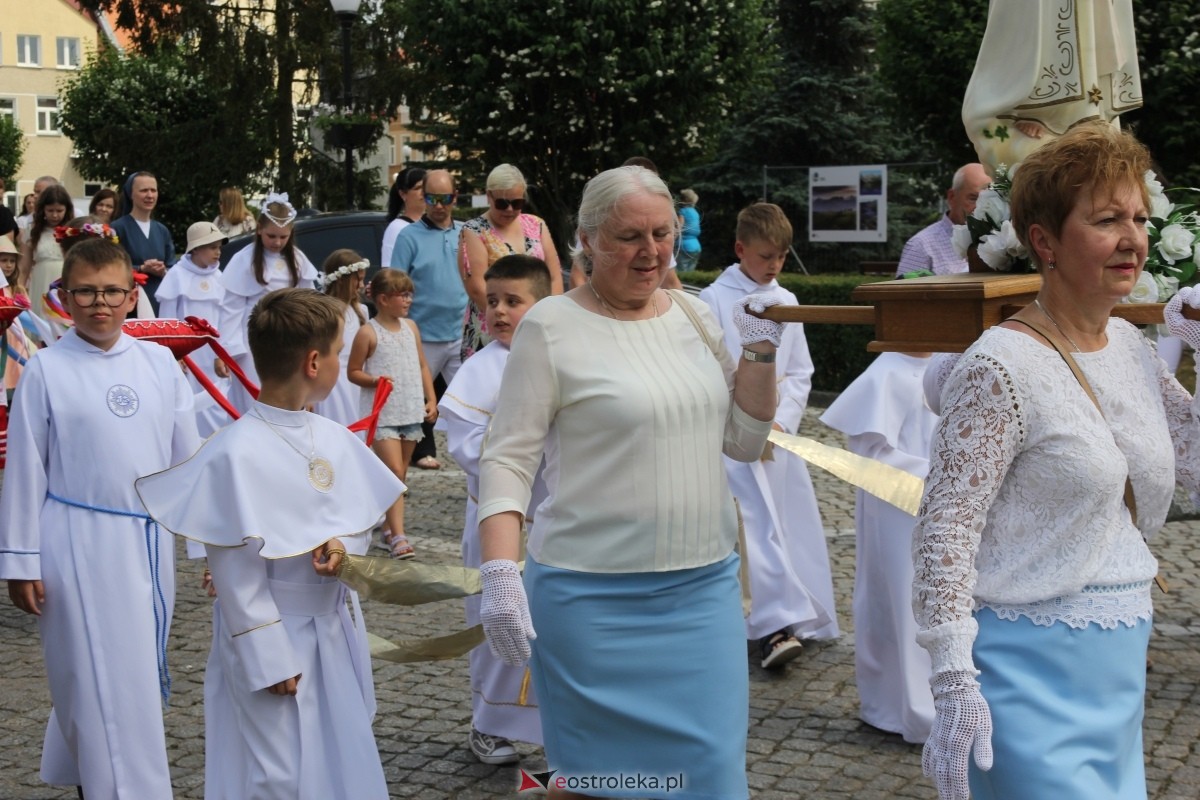 Boże Ciało 2024: Procesja w kościele pw. Nawiedzenia NMP w Ostrołęce [30.05.2024] - zdjęcie #87 - eOstroleka.pl