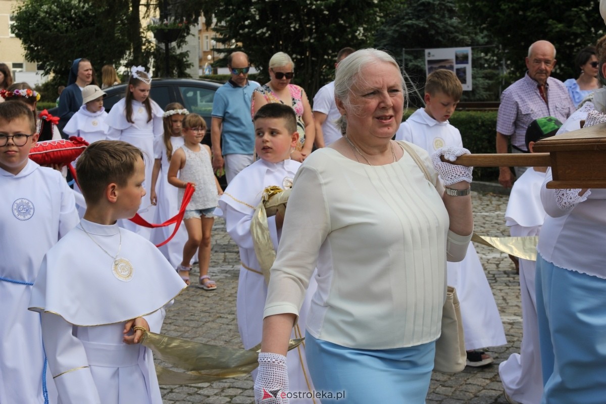 Boże Ciało 2024: Procesja w kościele pw. Nawiedzenia NMP w Ostrołęce [30.05.2024] - zdjęcie #86 - eOstroleka.pl