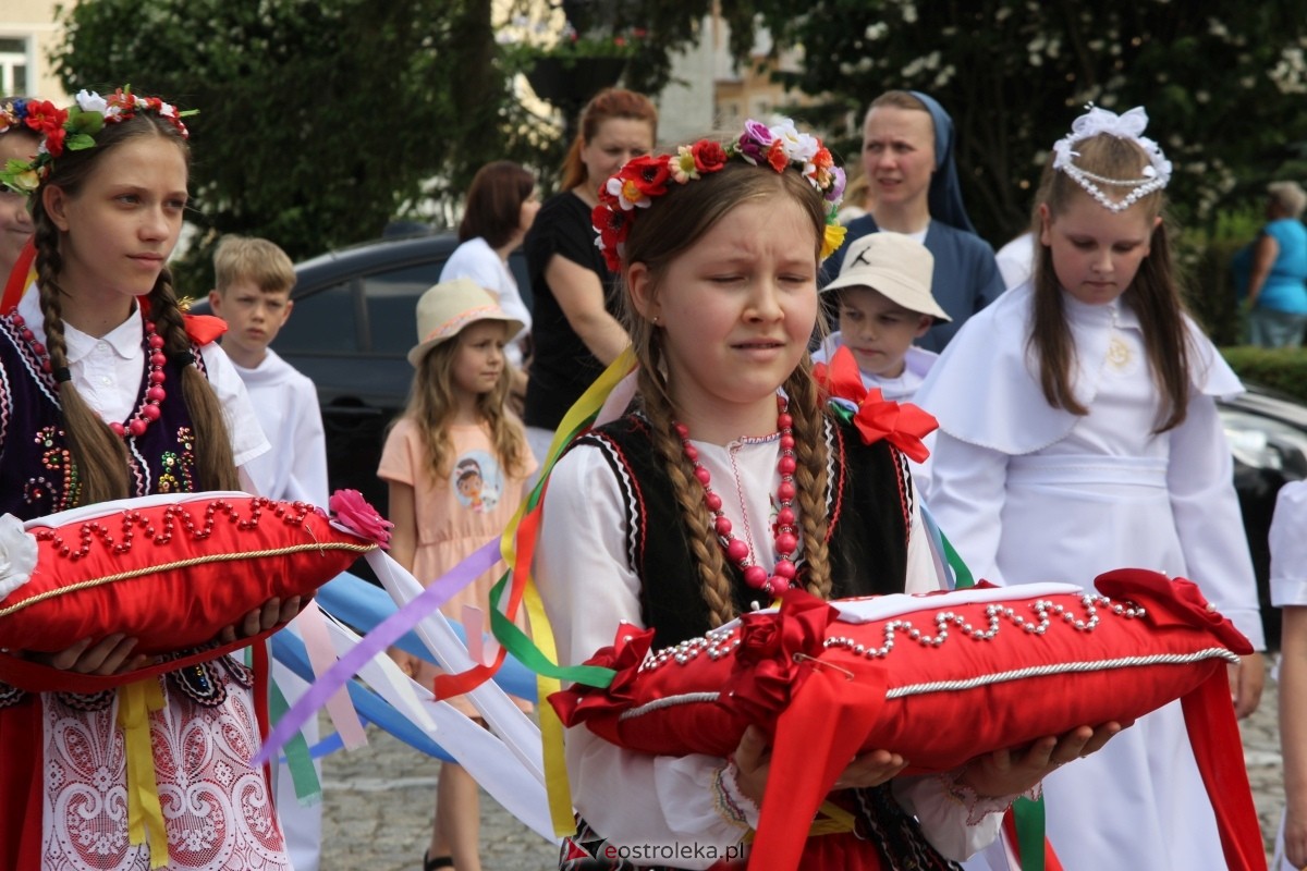 Boże Ciało 2024: Procesja w kościele pw. Nawiedzenia NMP w Ostrołęce [30.05.2024] - zdjęcie #83 - eOstroleka.pl