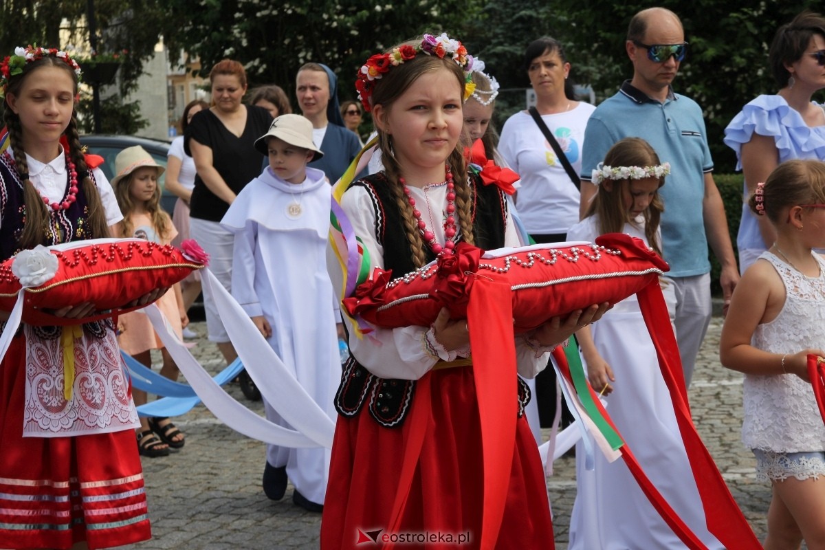 Boże Ciało 2024: Procesja w kościele pw. Nawiedzenia NMP w Ostrołęce [30.05.2024] - zdjęcie #81 - eOstroleka.pl