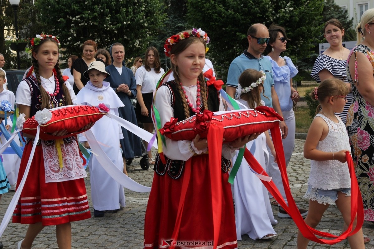 Boże Ciało 2024: Procesja w kościele pw. Nawiedzenia NMP w Ostrołęce [30.05.2024] - zdjęcie #80 - eOstroleka.pl